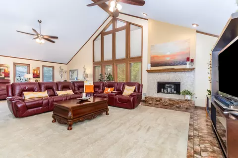 Living - 3910 W 155th St, Markham, IL 60428 photo 4 of 5