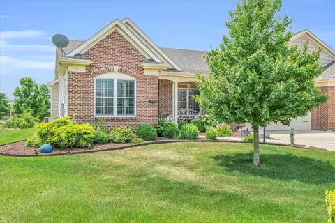 1704 Whisper Meadow Ln, Mahomet, IL 61853