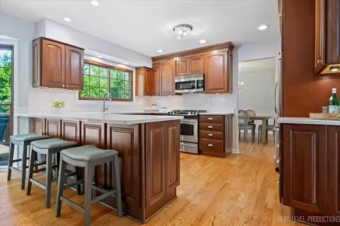Kitchen - 450 Hevern Dr, Wheaton, IL 60189 photo 2 of 4