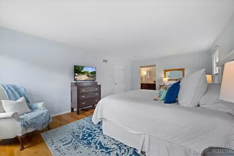 Bedroom - 450 Hevern Dr, Wheaton, IL 60189 photo 2 of 4