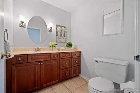 Bath - 450 Hevern Dr, Wheaton, IL 60189 photo 1 of 3