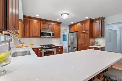 Kitchen - 450 Hevern Dr, Wheaton, IL 60189 photo 3 of 4