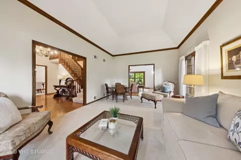 Living - 8205 Kathryn Ct, Burr Ridge, IL 60527 photo 2 of 5