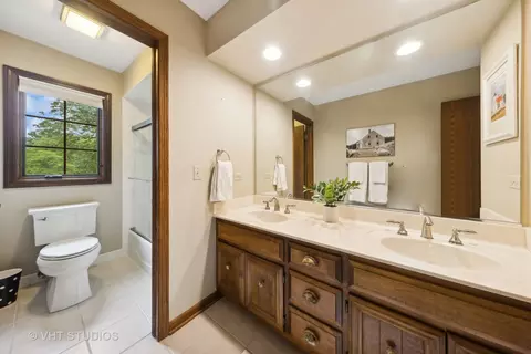 Bath - 8205 Kathryn Ct, Burr Ridge, IL 60527 photo 4 of 4