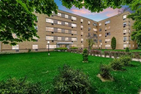 6160 N Damen Ave #401, Chicago, IL 60659
