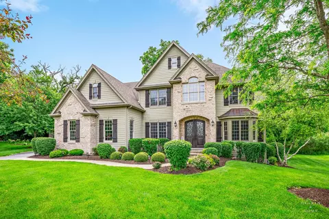 9040 Edinburgh Ct, Crystal Lake, IL 60014