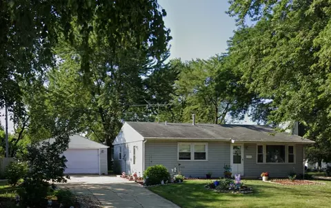 135 Adobe Cir, Carpentersville, IL 60110