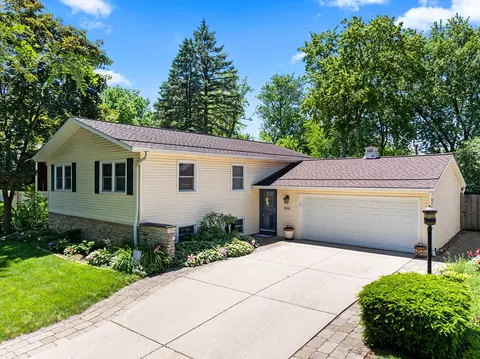 142 Berkshire Dr, Wheeling, IL 60090