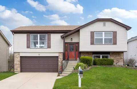6 Lexington Ct, Streamwood, IL 60107
