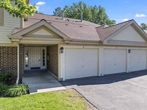 855 E Coach Rd #8, Palatine, IL 60074