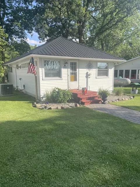 102 S Henry St, Ashkum, IL 60911