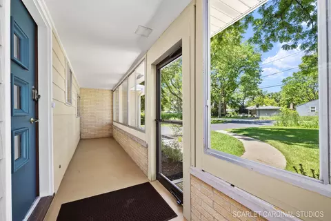 904 E Liberty Dr, Wheaton, IL 60187 photo 2