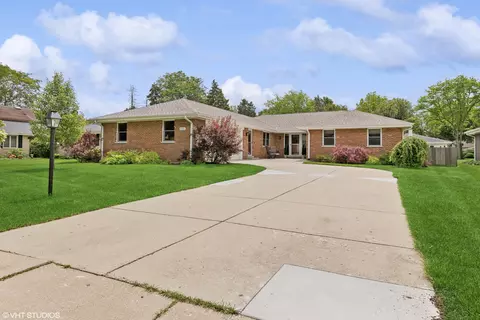 831 Jay Dr, Downers Grove, IL 60516