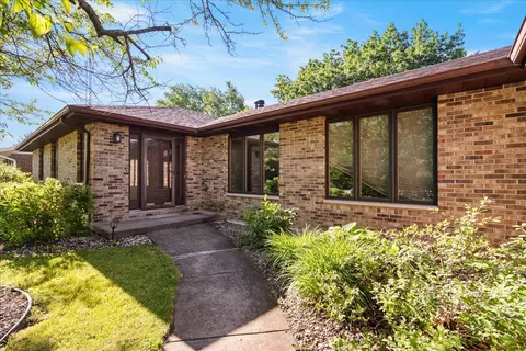 Exterior - 302 Dunkery Dr, Sycamore, IL 60178 photo 2 of 4