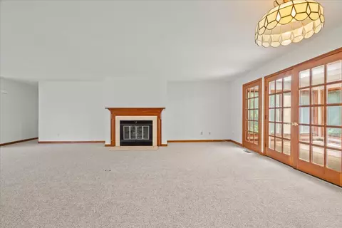 Living - 302 Dunkery Dr, Sycamore, IL 60178 photo 3 of 5