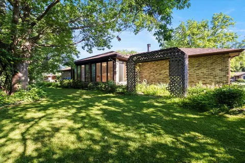 Exterior - 302 Dunkery Dr, Sycamore, IL 60178 photo 4 of 4
