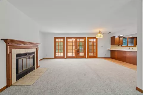 Living - 302 Dunkery Dr, Sycamore, IL 60178 photo 4 of 5