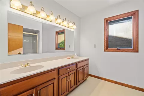 Bath - 302 Dunkery Dr, Sycamore, IL 60178 photo 2 of 3
