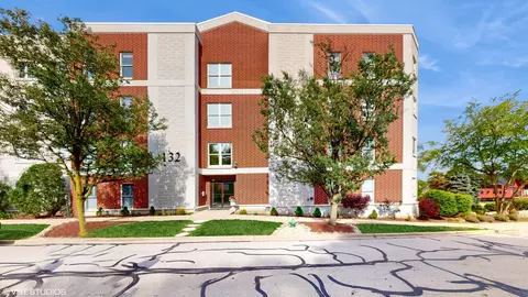 132 N Water St #401, Batavia, IL 60510