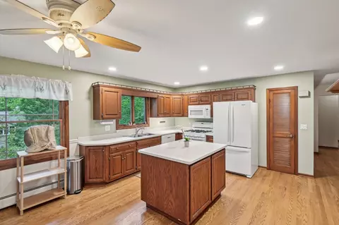 Kitchen - 410 Williams Pl, Dundee, IL 60118 photo 4 of 7