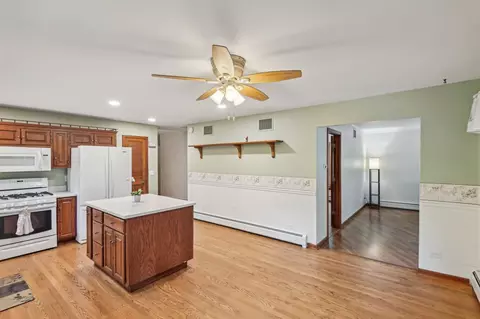 Kitchen - 410 Williams Pl, Dundee, IL 60118 photo 7 of 7