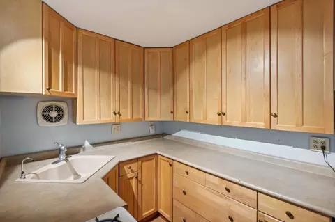 Kitchen - 410 Williams Pl, Dundee, IL 60118 photo 2 of 7