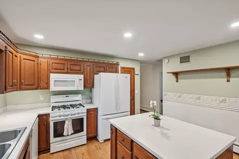 Kitchen - 410 Williams Pl, Dundee, IL 60118 photo 5 of 7