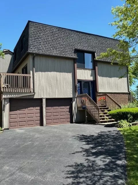 49 Lake Shore Dr, Roselle, IL 60172