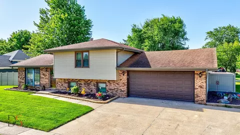 228 Heritage Dr, Minooka, IL 60447