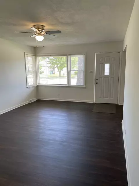 Living - 7712 Lorel Ave, Burbank, IL 60459 photo 3 of 3