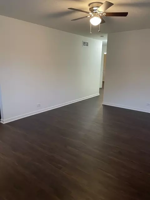 Living - 7712 Lorel Ave, Burbank, IL 60459 photo 2 of 3