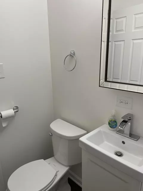 Bath - 7712 Lorel Ave, Burbank, IL 60459 photo 2 of 2