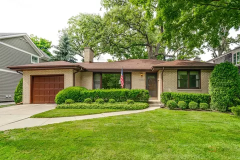 120 E Woodland Rd, Lake Bluff, IL 60044