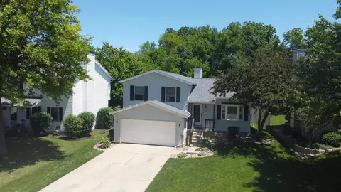 2106 Timberview Dr, Bloomington, IL 61701