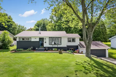 1650 Meadowbrook Ln, Freeport, IL 61032