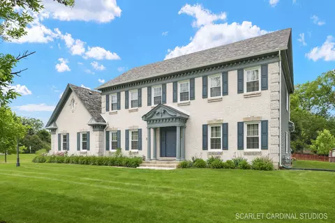 823 S Whispering Hills Dr, Naperville, IL 60540