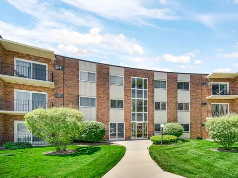 9716 S Karlov Ave #104, Oak Lawn, IL 60453