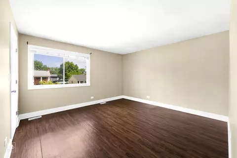 Living - 48 Pheasant Rd, Matteson, IL 60443 photo 3 of 3