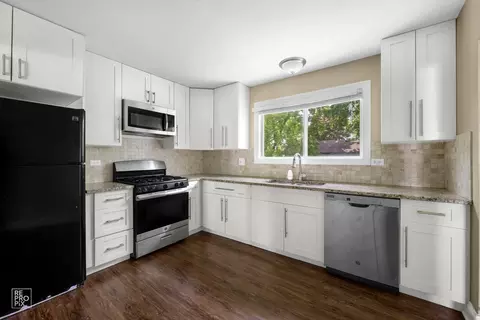 Kitchen - 48 Pheasant Rd, Matteson, IL 60443 photo 2 of 2