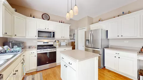 Kitchen - 4611 Whitehall Ct, Algonquin, IL 60102 photo 3 of 5