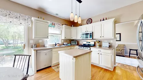 Kitchen - 4611 Whitehall Ct, Algonquin, IL 60102 photo 4 of 5