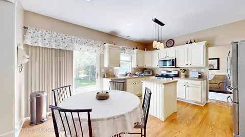 Kitchen - 4611 Whitehall Ct, Algonquin, IL 60102 photo 1 of 5