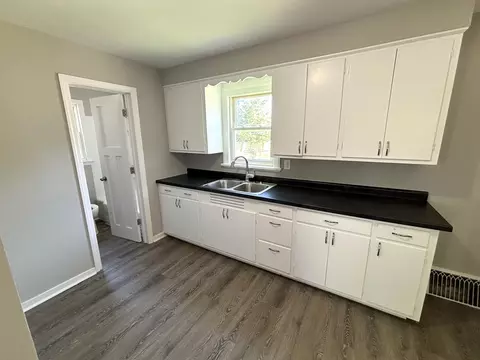 655 Hartwell Ave, Elgin, IL 60120 photo 4