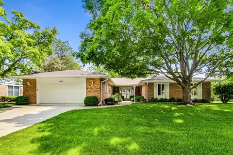 2909 Floral Dr, Northbrook, IL 60062