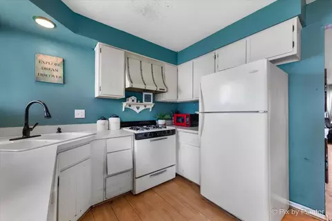 Kitchen - 415 Echo Ln #1, Aurora, IL 60504 photo 2 of 2
