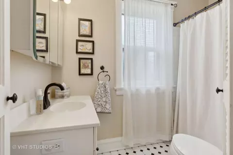 Bath - 229 Main St #3, Evanston, IL 60202 photo 3 of 3