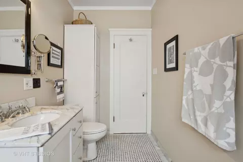 Bath - 229 Main St #3, Evanston, IL 60202 photo 2 of 3