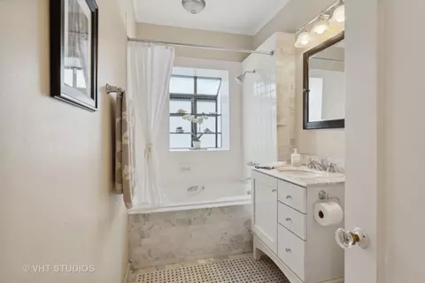 Bath - 229 Main St #3, Evanston, IL 60202 photo 1 of 3