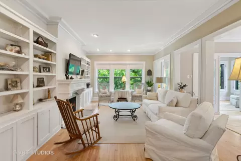 Living - 229 Main St #3, Evanston, IL 60202 photo 2 of 5