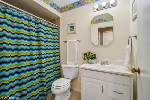 Bath - 951 Wayne Ave, Deerfield, IL 60015 photo 3 of 3